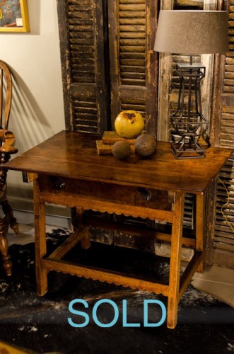 ITALIAN WALNUT SIDE TABLE WITH SCALLOPING